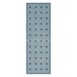 Puede incluir: Una alfombra rectangular con fondo azul claro y un patrón repetitivo de pequeños símbolos de cruz de color rojo oscuro dispuestos en cuadrícula. La alfombra tiene un borde liso de color azul claro, con el texto RugShowroom visible.