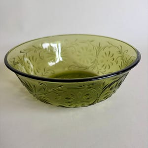 Bol de vidrio vintage Indiana Glass con forma de aguacate y margarita verde, bol de vidrio prensado de mediados de siglo de la década de 1970 para servir ensaladas y frutas, decoración retro para el hogar y la cocina.