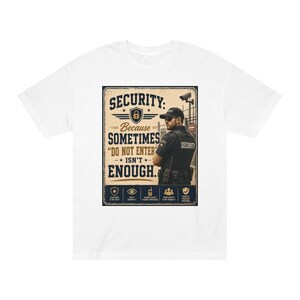 Könnte beinhalten: Ein weißes T-Shirt mit einem Grafikdruck eines Sicherheitsmitarbeiters in schwarzer Uniform. Der Text lautet: SECURITY: Because SOMETIMES "DO NOT ENTER" ISN'T ENOUGH. Darunter befinden sich fünf kleine Symbole mit den Beschriftungen: VIGILANCE, SEE IT REPORT IT, ALWAYS ALERT, YOUR SAFETY IS MY PRIORITY, PROTECT PREVENT RESPOND.