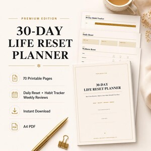Può includere: Un pianificatore 30-Day Life Reset con 70 pagine stampabili, inclusi tracker delle abitudini, reset giornaliero e revisioni settimanali. Documento PDF A4 con testo nero su sfondo crema, accompagnato da una penna e una clip color oro.