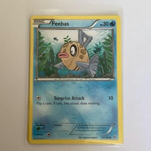 Ilustración 3D de Feebas en una carta Pokémon.