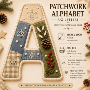 Peut inclure: Un graphique numérique de la lettre A dans un style patchwork, avec des motifs en jean bleu, tissu vert et vichy beige. La lettre est décorée de flocons de neige blancs brodés, d'une pomme de pin et de baies rouges. Texte : PATCHWORK ALPHABET.