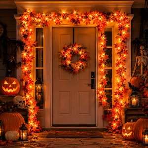 Puede incluir: Una puerta de entrada decorada para Halloween con una guirnalda de hojas de arce iluminadas y una corona a juego. La decoración incluye luces naranjas brillantes, calabazas talladas, una calavera, faroles y un esqueleto en el porche.