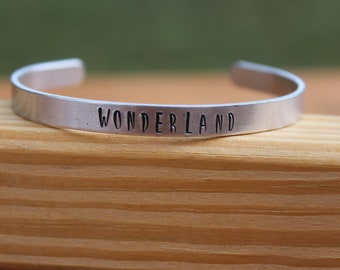 Wonderland - Alice au pays des merveilles Bracelet estampillé en métal de 1/8 de pouce de large - Lewis Carroll - Lieu littéraire
