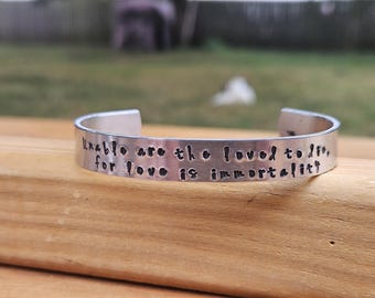 Les êtres chers ne peuvent pas mourir, car l'amour est l'immortalité - Bracelet manchette en métal estampé Emily Dickinson 3/8 pouces - bracelet poésie - juif littéraire