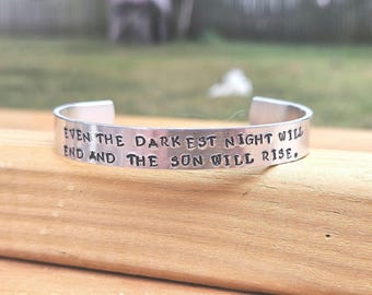 Les Misérables - Victor Hugo - "Même la nuit la plus noire se terminera et le soleil se lèvera." - Bracelet manchette en métal estampé « Book Quote »