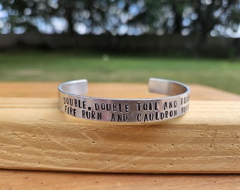 Shakespeare - Bracelet manchette en métal estampé Macbeth - Double double labeur et trouble