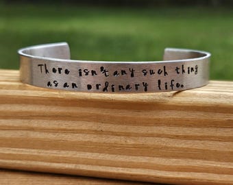 Bracelet manchette en métal estampé avec citation Emily of New Moon/Emily Climbs - « La vie n'est pas ordinaire. » - LM Montgomery