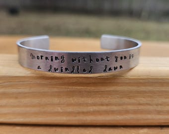 Le matin sans toi est une aube diminuée - Manchette Emily Dickinson 3/8 pouces en métal estampé - bracelet poésie - bijoux littéraires