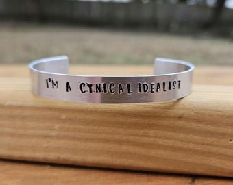 Je suis un idéaliste cynique. - Bracelet en métal estampé F. Scott Fitzgerald - Les Belles et les Damnés