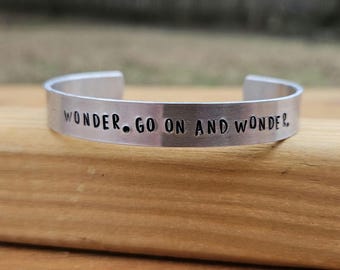 Émerveillement. Allez-y et demandez-vous. - Bracelet en métal estampé William Faulkner- The Sound and the Fury
