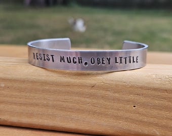 Walt Whitman - Resist Much, Obey Little - Bracelet manchette citation en métal estampé 3/8 po.