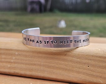 Robert Frost - Nous avons couru comme pour rencontrer la lune - Bracelet manchette en métal estampé 3/8 po.