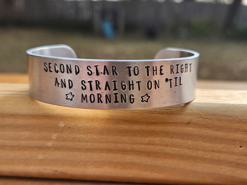 Peter Pan Metal Stamped Quote Cuff Bracelet Second Star to the right and straight on 'til morning JM Barre, literary jewelry Bild 1
