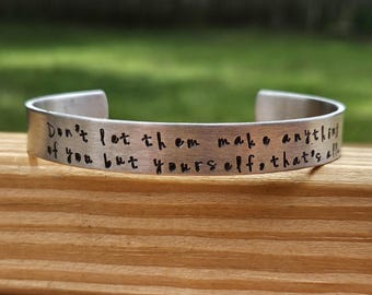 Bracelet manchette en métal estampé Emily of New Moon/Emily Climbs - « Ne les laissez pas faire de vous d'autre que vous-même, c'est tout. » - LM Montgomery