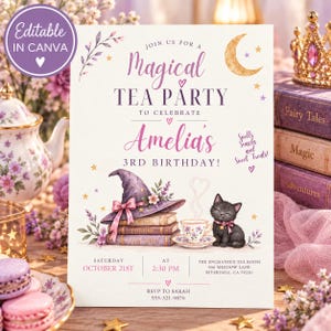 以下が含まれることがあります： 「Join us for a Magical Tea Party to celebrate Amelia's 3rd Birthday!」というテキストが書かれた長方形の招待状。紫色の魔女の帽子、本、ティーカップ、黒い子猫、金色の三日月、イベントの詳細が描かれています。