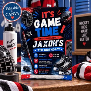 Puede incluir: Un folleto de invitación para una fiesta de cumpleaños con temática de hockey que incluye el texto IT'S GAME TIME, JAXON'S 7TH BIRTHDAY y detalles del evento. El diseño presenta gráficos de casco, palo, disco, red y patines de hockey.