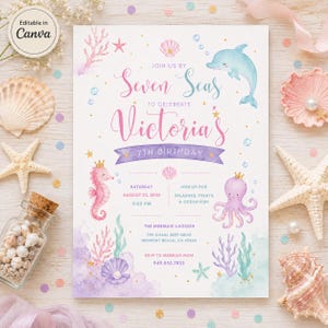 Op de afbeelding: Een rechthoekige verjaardagsuitnodigingskaart met aquarelillustraties van een dolfijn, zeepaardje, octopus, schelpen en koraal. De tekst luidt: Join us by Seven Seas to celebrate Victoria's 7th Birthday, Saturday August 23, 2036, 3:00 PM.