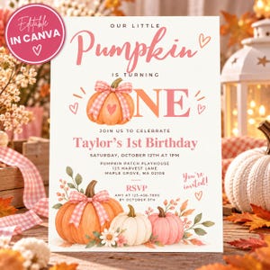 Könnte beinhalten: Eine Geburtstagseinladungskarte mit dem Text Our Little Pumpkin Is Turning One, Taylor's 1st Birthday und Veranstaltungsdetails. Das Design zeigt Aquarellillustrationen von orangefarbenen und weißen Kürbissen mit rosa Vichy-Schleifen und Herzen.