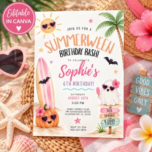 Può includere: Un invito di compleanno rettangolare con sole, palma, tavola da surf, zucca e un fantasma con occhiali da sole a forma di cuore. Il testo recita: JOIN US FOR A SUMMERWEEN BIRTHDAY BASH! TO CELEBRATE Sophie's 6TH BIRTHDAY! SATURDAY AUGUST 16TH 3:00 PM.