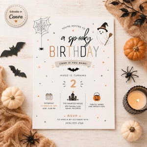 Op de afbeelding: Een witte rechthoekige verjaardagsuitnodigingskaart met Halloween-afbeeldingen, waaronder een spinnenweb, een geest met een bezem, vleermuizen, een spookhuis en een pompoenemmer. De tekst luidt: You're invited to a spooky birthday, come if you dare, Hugo is turning 2.