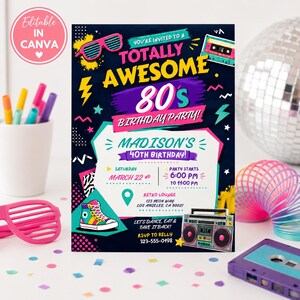 Pode incluir: Um convite retangular para festa de aniversário com tema dos anos 80, apresentando gráficos neon de óculos persiana, fita cassete, tênis de cano alto e boombox em um fundo escuro com o texto "Totally Awesome 80s Birthday Party" e "Madison's 40th Birthday".