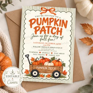 Op de afbeelding: Een rechthoekige uitnodigingskaart met een geschulpte rand en gestreepte zijkanten. Het bevat een oranje strik aan de bovenkant, een houten wagen gevuld met pompoenen en de tekst: You're invited to a Pumpkin Patch, Join us for a day of fall fun!