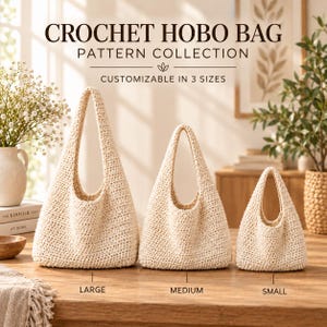 Peut inclure: Trois sacs hobo en crochet blanc cassé en tailles grande, moyenne et petite. Le texte indique : CROCHET HOBO BAG PATTERN COLLECTION, CUSTOMIZABLE IN 3 SIZES, LARGE, MEDIUM, SMALL. Chaque sac possède une anse intégrée et un point texturé.