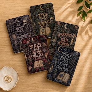 Puede incluir: Cinco cuadernos rectangulares con portadas oscuras ilustradas con motivos góticos como calaveras, lunas, velas y libros. El texto incluye títulos como Wicked Tales and Midnight Spells, Moonlit Pages and Villainous Crushes, Bookmarks and Bad Decisions, No Sleep Just One More Chapter Tonight y Coffee Spells and Spicy Chapters.