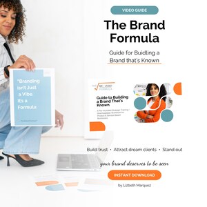 Könnte beinhalten: Ein digitales Produkt mit dem Titel The Brand Formula, ein Leitfaden zum Aufbau einer bekannten Marke. Es enthält einen Videoguide, ein Arbeitsbuch für Produkt- und Dienstleistungsunternehmen sowie den Text: Build trust, Attract dream clients, Stand out.