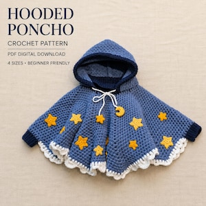 Peut inclure: Un poncho à capuche en crochet bleu avec des appliqués d'étoiles et de lunes jaunes, un cordon blanc avec une breloque lune et une bordure festonnée blanche. Le texte indique : HOODED PONCHO CROCHET PATTERN, PDF DIGITAL DOWNLOAD, 4 SIZES, BEGINNER FRIENDLY.