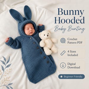 Könnte beinhalten: Ein dunkelblauer gestrickter Babyschlafsack mit Kapuze, langen Hasenohren und Knopfleiste. Der Text lautet Bunny Hooded Baby Bunting, Crochet Pattern PDF, 4 Sizes Included, Digital Download und Beginner Friendly. Ein Teddybär ist abgebildet.