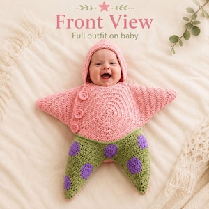 Peut inclure: Une tenue de bébé en crochet en forme d'étoile, comprenant un haut rose à capuche avec trois boutons et un pantalon vert à pois violets. Le texte Front View Full outfit on baby est visible en haut de l'image.