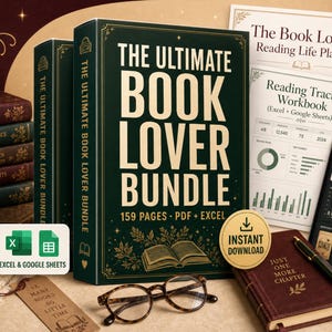 Op de afbeelding: Een donkergroen boek getiteld The Ultimate Book Lover Bundle met 159 pagina's, PDF- en Excel-bestanden, naast een leesplanner, volgwerkboek, digitaal dashboard, een bruin notitieboek, een leesbril, een theekopje en een stapel klassieke boeken.