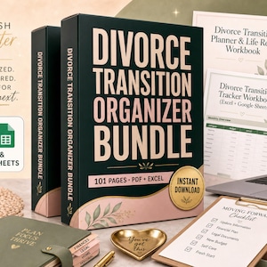 Peut inclure: Un ensemble d'organisation pour la transition de divorce comprenant une boîte vert foncé avec des accents roses, marquée 101 Pages PDF Excel. Inclut un planificateur, un cahier d'exercices, un suivi, une liste de contrôle, une tasse et un ordinateur.