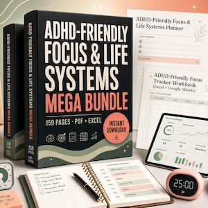 Peut inclure: Un ensemble numérique ADHD-Friendly Focus & Life Systems comprenant une boîte noire avec du texte blanc, une tablette affichant un tableau de bord, un agenda à spirales, un minuteur rose, une gourde verte et diverses notes d'organisation.