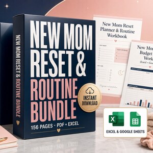 Peut inclure: Un ensemble New Mom Reset & Routine Bundle comprenant une boîte bleu foncé avec du texte blanc et rose, un ours en peluche, une tasse rose avec du texte, un carnet à spirales, un biberon et des pages de classeur New Mom Reset et Budget Tracker.