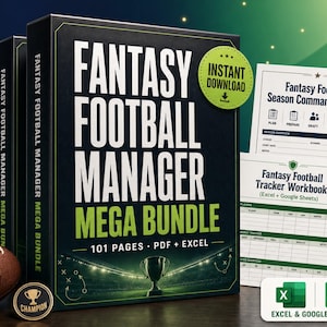 Peut inclure: Un ensemble de produits numériques Fantasy Football Manager Mega Bundle comprenant un classeur noir avec du texte blanc et vert, un planificateur de saison, un classeur de suivi, un ballon de football marron et un trophée doré.