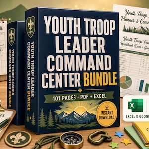 以下が含まれることがあります： 101ページのPDFおよびExcel形式を含むYouth Troop Leader Command Center Bundleボックスセット。濃紺の箱には山の風景、コンパス、テキストが描かれています。プランナー、トラッカー、マグカップ、メモ帳、ペン、ワッペンが含まれています。