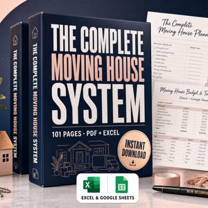 Könnte beinhalten: Ein dunkelblauer Ordner mit dem Titel The Complete Moving House System mit 101 Seiten, PDF- und Excel-Dateien. Er enthält eine Umzugscheckliste, einen Budget- und Aufgabenplaner, eine kleine Hausfigur, einen Schlüsselanhänger, einen Stift und eine Tasse.
