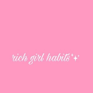 Könnte beinhalten: Ein leuchtend rosa Hintergrund mit dem weißen kursiven Text rich girl habits, gefolgt von zwei kleinen weißen vierzackigen Sternen. In der unteren linken Ecke befindet sich eine kreisförmige Grafik mit Leopardenmuster und einer weißen Acht.