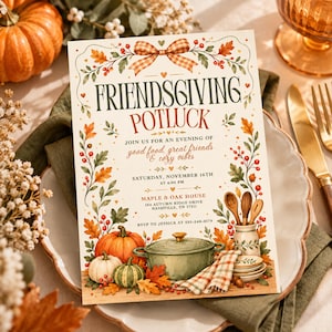 Może przedstawiać: Prostokątne zaproszenie na Friendsgiving potluck z kremowym tłem, obramowaniem z jesiennych liści, kokardą w kratę, dyniami, zielonym garnkiem i drewnianymi łyżkami. Tekst zawiera szczegóły dotyczące wydarzenia.