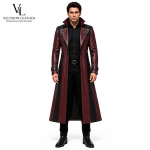 Peut inclure: Un long trench-coat en cuir arrivant jusqu'aux pieds, de couleur bordeaux profond et noir. Le manteau présente un col haut, de larges revers, des épaulettes et un emblème circulaire sur la poitrine gauche, porté sur une chemise noire et un pantalon.