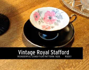 Royal Stafford theekop en schotel | 1950 | Zwart, goud, bloemen