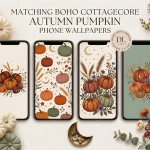 Könnte beinhalten: Vier Smartphones mit digitalen Herbst-Kürbis-Hintergrundbildern, die Illustrationen von Kürbissen, Weizen und Mondsicheln zeigen. Der Text MATCHING BOHO COTTAGECORE AUTUMN PUMPKIN PHONE WALLPAPERS ist zentriert über den Telefonen platziert.