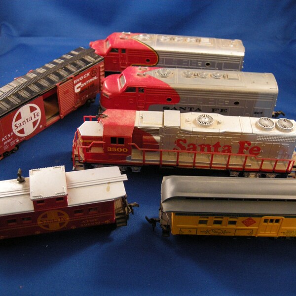 HO Scale Train Lot 3 Engines and 3 Cars