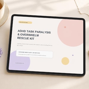 Może przedstawiać: Tablet wyświetlający dokument cyfrowy zatytułowany ADHD TASK PARALYSIS & OVERWHELM RESCUE KIT. Ekran ma białe tło z pastelowymi różowymi, fioletowymi i żółtymi kołami, a także małymi ikonami gwiazdek i tekstem instrukcji.