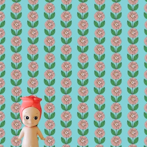 Puede incluir: Un papel tapiz con un patrón floral rosa y verde con una muñeca que lleva un sombrero rojo y un vestido blanco.