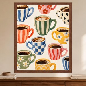Op de afbeelding: Een ingelijste kunstdruk met een patroon van diverse koffiemokken in verschillende kleuren en ontwerpen, waaronder blauwe strepen, roze bloemen, groene strepen, gele madeliefjes, blauwe ruiten en rode golven, allemaal gevuld met donkere koffie.
