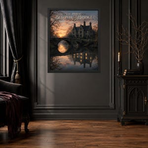 Peut inclure: Une impression d'art encadr&eacute;e intitul&eacute;e The House Beyond The Bridge, repr&eacute;sentant un manoir en pierre et un pont en arc au coucher du soleil. La sc&egrave;ne pr&eacute;sente des tons de ciel orange et violet, des arbres sombres et un plan d'eau refl&eacute;tant les fen&ecirc;tres.